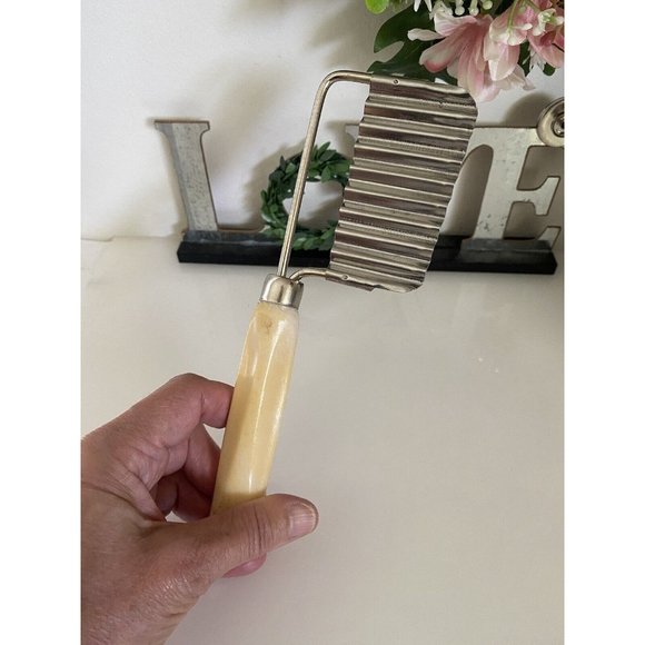 Vintage Vegetable Crinkle Cutter Potato Cheese Slicer Beige Plastic Handle EUC - Picture 2 of 16